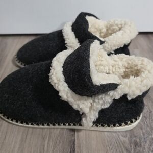 Women's Faux Wool Memory Foam Slipper Shoe Size 7/8 New Without Tags
